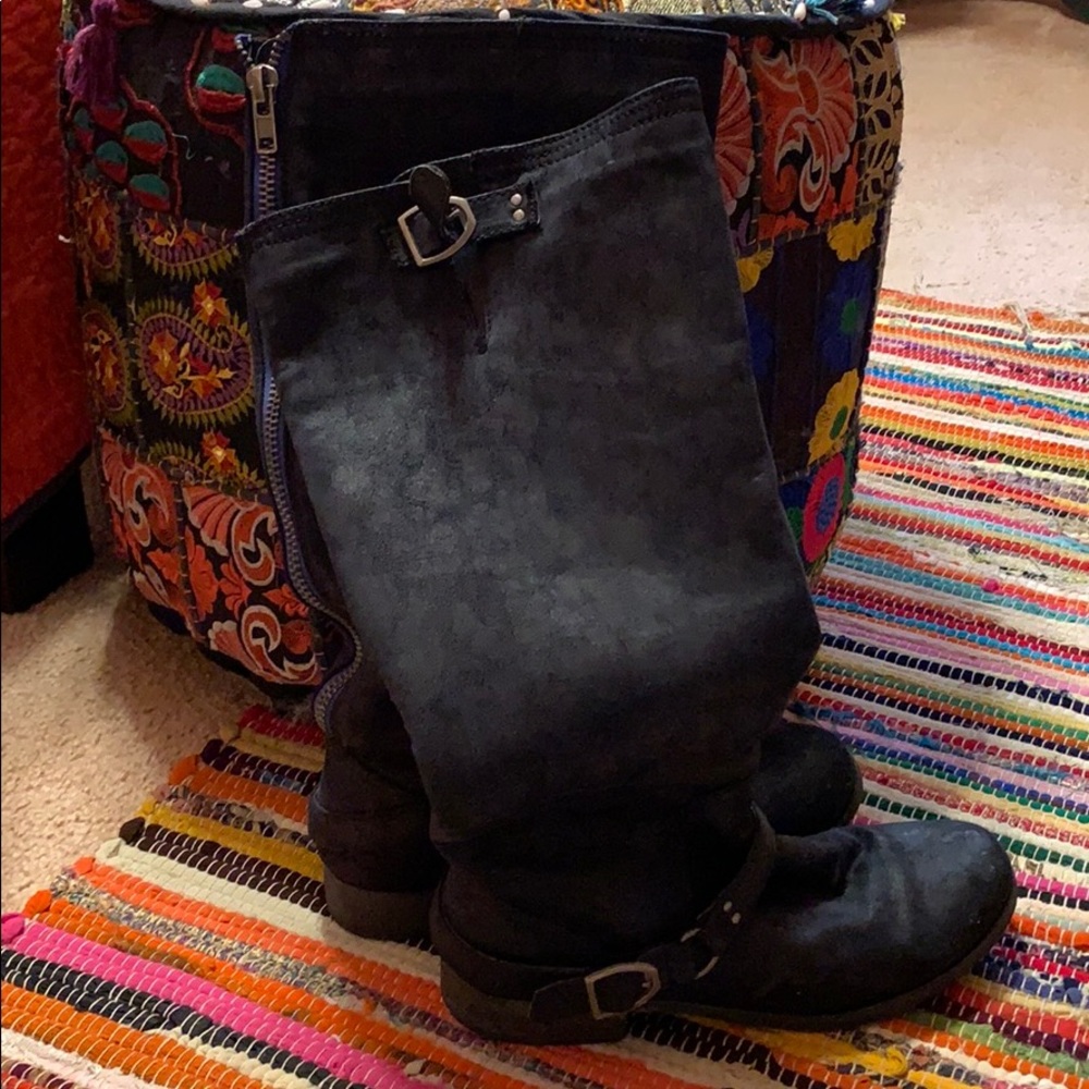Black boots with blue zipper